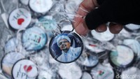 Selain bendera, pedagang juga menjajakan pin bergambar Habib Rizieq Syihab.