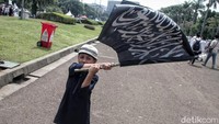 Mereka juga membawa bendera tauhid.