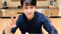 Kira-kira makanan apa ya yang sedang disantap aktor ganteng ini? Foto: Instagram@sonhojun_official