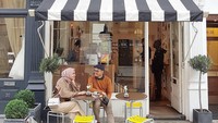 Wanita yang kini berusia 33 tahun itu penyuka kafein. Begini gayanya saat menyesap secangkir coffee latte bersama sang suami, Muhammad Pandu Rosadi di London. Foto: Instagram riamiranda