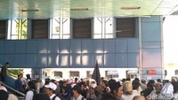 Selain itu, PT Kereta Commuter Indonesia (PT KCI) menyediakan sejumlah loket tambahan. Di stasiun Juanda ada 3 loket tambahan dan 3 vending machine di pintu selatan serta 2 loket tambahan dan 2 vending machine di pintu utara untuk kebutuhan pembelian tiket penumpang.  (Foto: Dok. detikcom)
