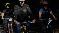Jokowi tampak mengenakan jaket bomber dan helm berwarna hijau (Foto: Dok. ANTARA FOTO/Wahyu Putro A)