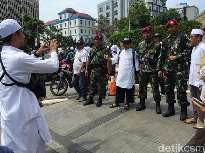 Aksi Simpatik Massa Reuni 212: Bagi Minuman dan Foto Bareng TNI