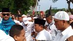 Foto: Prabowo Hadiri Reuni 212 di Monas, Jokowi Pilih Bersepeda Santai