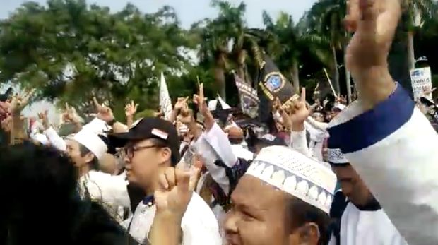 Acungkan 2 Jari, Sejumlah Massa Reuni 212 Teriakkan 'Hidup Prabowo'