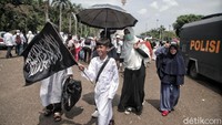 Anak-anak itu hadir dengan orangtuanya.