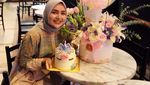Pose Cantik Desainer Busana Muslim Ria Miranda Saat Ngopi dan Makan Kue