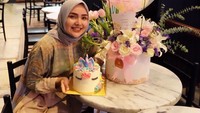 Begini perayaan ulang tahunnya ke 32 tahun lalu. Ia mendapat kejutan dan sebuah kue bertema unicorn menggemaskan dari rekan-rekannya. Foto: Instagram riamiranda