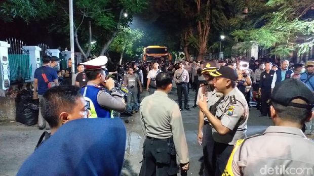 Massa dan polisi berjaga di Jalan Kalasan/