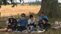 Kompak banget! Renny mengajak ayah dan ibunya liburang bareng ke Inggris. Mereka pun piknik di bawah pohon sambil mencicip makanan enak. Foto: Instagram rennysutiyoso