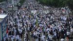 Massa Reuni 212 Bawa Bendera Tauhid Besar ke Monas