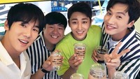 Bersama dengan teman-temannya, Son Ho Jun terlihat asyik menikmati minuman. Foto: Instagram@sonhojun_official