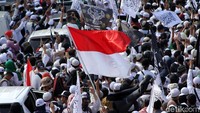 Massa mengibarkan bendera merah putih sepanjang acara.