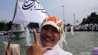 Massa yang tidak dapat masuk ke area Monas tetap antusias mengikuti acara.