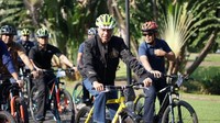 Jokowi sempat bersepeda santai sebelum meresmikan program penyambungan listrik bagi rumah tangga miskin di Jawa Barat. Istimewa/Kementerian BUMN. Jokowi sempat bersepeda santai sebelum meresmikan program penyambungan listrik bagi rumah tangga miskin di Jawa Barat. Istimewa/Kementerian BUMN.