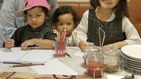Wah, sebelum mendapat sepiring pizza, ketiga anaknya harus mewarnai gambar lebih dulu. Ada ada aja ya. Hihi Foto: Instagram riamiranda