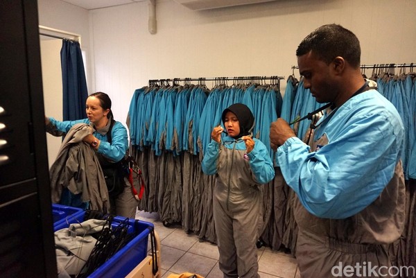 Selanjutnya traveler wajib ganti baju dengan pakaian khusus. Peserta dilarang membawa barang apa pun di kantong. Barang-barang seperti jam tangan, perhiasan dan handphone disimpan di loker. (Melisa/detikTravel) Selanjutnya traveler wajib ganti baju dengan pakaian khusus. Peserta dilarang membawa barang apa pun di kantong. Barang-barang seperti jam tangan, perhiasan dan handphone disimpan di loker. (Melisa/detikTravel)