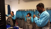 Selanjutnya traveler wajib ganti baju dengan pakaian khusus. Peserta dilarang membawa barang apa pun di kantong. Barang-barang seperti jam tangan, perhiasan dan handphone disimpan di loker. (Melisa/detikTravel)