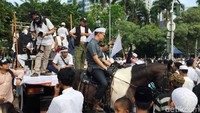 Selain menggunakan kendaraan, beberapa di antara mereka ada yang menunggang kuda menuju Monas.