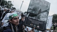 Selain bendera, massa juga membawa sejumlah poster.