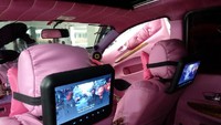 Untuk mencangkok panoramic sun roof ke mobil Avanza miliknya, Reza harus memakai komponen panoramic sun roof milik mobil lain. Saya pakai panoramic roof punya SUV Renault. Pengerjaannya saya serahkan ke bengkel 99, dengan waktu sebulan, terang Reza. Foto: Luthfi Anshori
