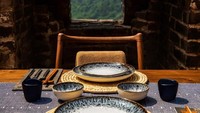 Perlengkapan makan yang disediakan sangat klasik Foto: Airbnb