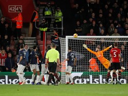 MU kebobolan lagi di menit ke-20. Cedric Soares memggandakan keunggulan buat Southampton menjadi 2-0 lewat eksekusi tendangan bebas. (Foto: Matthew Childs/Reuters)