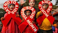 Di India, orang-orang memperingati Hari Aids Sedunia dengan mewarnai wajah mereka dengan pesan-pesan tentang HIV. (REUTERS/Rupak De Chowdhuri) 