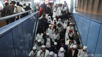 Massa aksi reuni alumni 212 terus berdatangan di stasiun kereta api Juanda, Jakarta, Minggu (2/12/2018) pagi.