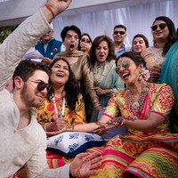 Perhiasan etnik khas India pun ikut mempermanis penampilan bintang Quantico itu. Tidak ketinggalan henna yang menghiasi kedua tangannya. (Foto: Instagram/Priyanka Chopra)