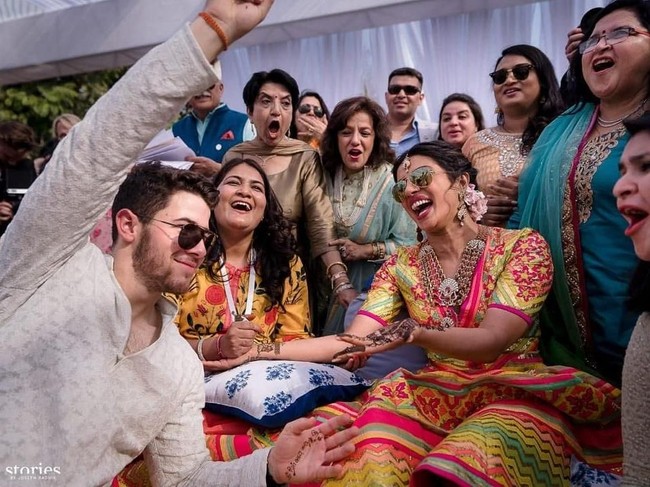 Perhiasan etnik khas India pun ikut mempermanis penampilan bintang Quantico itu. Tidak ketinggalan henna yang menghiasi kedua tangannya. (Foto: Instagram/Priyanka Chopra)