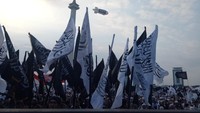 Para peserta reuni 212 telah tiba sejak dini hari. Para peserta terlihat membawa bendera Indonesia, bendera Palestina, hingga bendera bertuliskan kalimat tauhid. (Foto: Muhammad Fida/detikcom)
