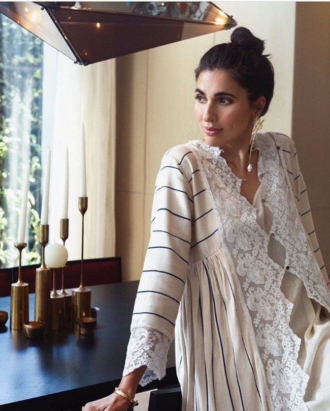 “Saya menjaga kulit saya tetap terhidrasi sepanjang waktu, tetapi yang paling penting adalah saya tidak pernah meninggalkan rumah tanpa tabir surya. Saya juga menjaga hal-hal sealami mungkin dan menggunakan masker yoghurt untuk wajah. Saya juga minum jus hijau,” terang Prerna. (Foto: Instagram/@prernastylelife)