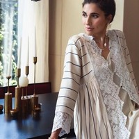 “Saya menjaga kulit saya tetap terhidrasi sepanjang waktu, tetapi yang paling penting adalah saya tidak pernah meninggalkan rumah tanpa tabir surya. Saya juga menjaga hal-hal sealami mungkin dan menggunakan masker yoghurt untuk wajah. Saya juga minum jus hijau,” terang Prerna. (Foto: Instagram/@prernastylelife)