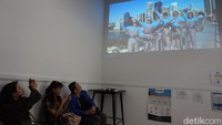 Sebelum naik ke puncak jembatan, setiap peserta diminta mengisi data pribadi termasuk riwayat kesehatan. Briefing juga dilakukan oleh Paula, pemandu yang saat itu bertugas. (Melisa/detikTravel)