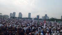 Terlihat peserta aksi membawa bendera Merah Putih. Ada juga peserta aksi yang terlihat membawa bendera Palestina. (Foto: Wildan/detikcom)