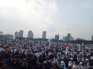 Bacakan Selawat, Peserta Reuni 212 Kibarkan Bendera RI dan Tauhid