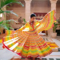 Berdarah India, Priyanka Chopra tak melupakan akar budayanya. Ketika menikah, ia pun menggelar upacara adat dan mengenakan busana tradisional. Dalam upacara Mehendi, Priyanka pun tampak cantik dengan busana penuh warna khas India. Foto: Priyanka Chopra dan Nick Jonas (dok. Instagram Priyanka)