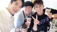 Gemas! Pakai kacamata bulat, Son Ho-jun dan teman-teman terlihat memegang kopi hangat. Foto: Instagram@sonhojun_official