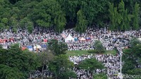 Tidak hanya lapangan, pintu masuk Monas juga dipadati oleh massa.