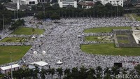 Massa memenuhi setiap sudut Monas, kecuali lapangan berumput (Foto: Dok. detikcom)