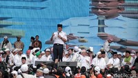 Anies Baswedan yang mengenakan seragam dinas PDH kemeja putih juga menyampaikan pidato di hadapan massa Reuni 212.