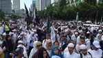Massa Reuni 212 Bawa Bendera Tauhid Besar ke Monas