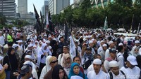 Meski sangat padat, para peserta tetap tampak semangat untuk terus berjalan menuju Monas. 