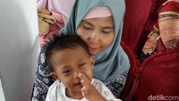 Foto mama Siti Aisyah (29) bersama jagoannya Hamdan Muhammaz Azis (4,5). Hamdan ternyata senang berinteraksi dengan lingkungannya lho. Foto: Rosmha Widiyani/detikHealth