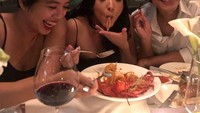 Renny banyak berteman dengan artis seperti Wulan Guritno dan Aming. Ini pose lahap Renny kala makan pasta. Duh, sepertinya enak! Foto: Instagram rennysutiyoso
