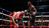 Di ronde kesembilan, Wilder memanfaatkan kesempatan untuk memukul balik Fury yang mulai kelelahan. Reuters/Andrew Couldridge.