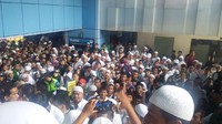 Massa reuni 212 mulai memenuhi Stasiun Juanda. Akibatnya, peron yang berada di bagian atas stasiun padat dan penumpang harus digilir untuk naik ke peron. (Foto: Dwi Andayani/detikcom)