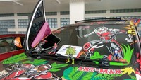 Bisa dikatakan ini Avanza pertama di dunia yang pakai panoramic sun roof. Saya udah search di internet, belum ada yang pernah modifikasi Avanza pakai sun roof sebelum saya, kata Reza. Foto: Luthfi Anshori