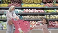 Ria Miranda juga sangat dekat dengan anaknya. Mereka terlihat sedang membeli buah dan sayuran di supermarket bareng. Foto: Instagram riamiranda